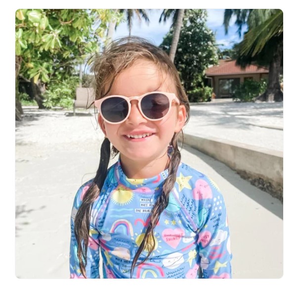 نظارات شمسية للأطفال باللون الوردي